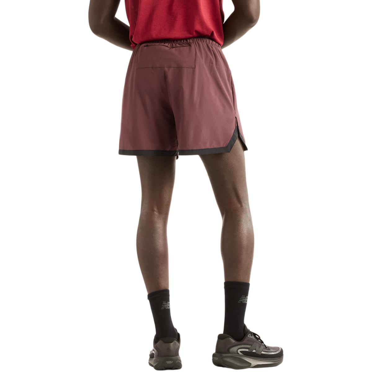 New Balance Athletics Run 5" Løbeshorts Herre CHERRY LEATHER