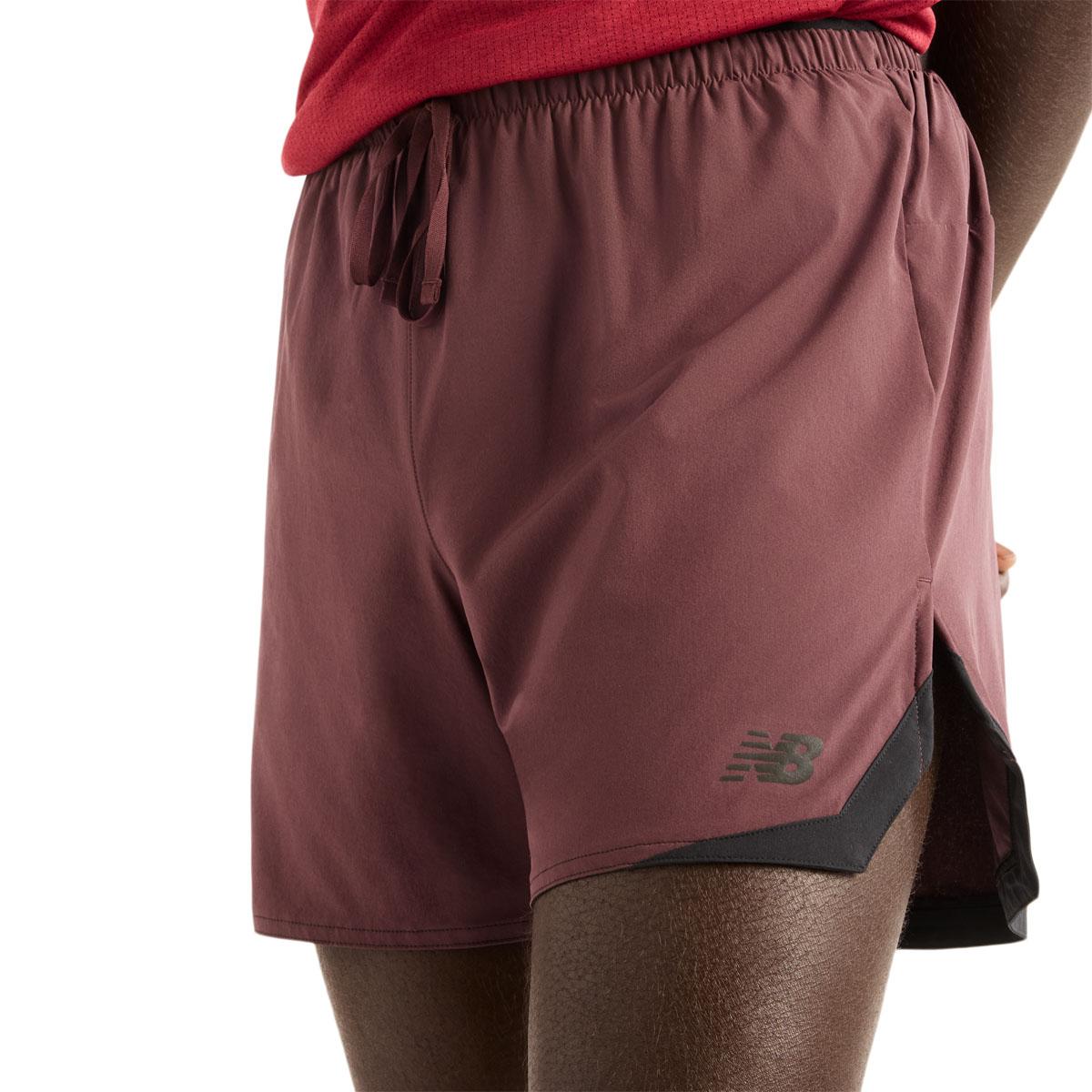New Balance Athletics Run 5" Løbeshorts Herre CHERRY LEATHER