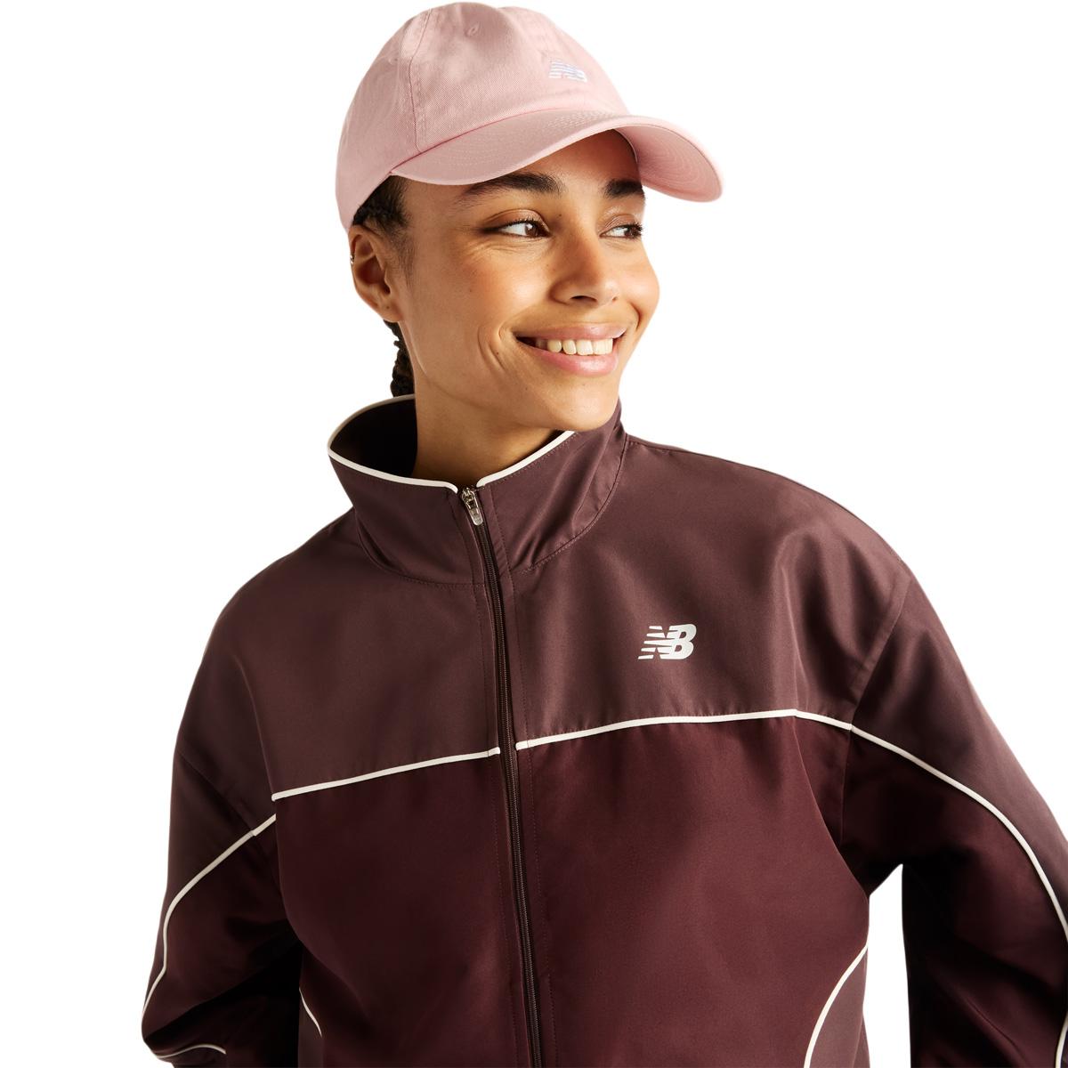 New Balance Trackside Woven Track Top Dame CHERRY LEATHER