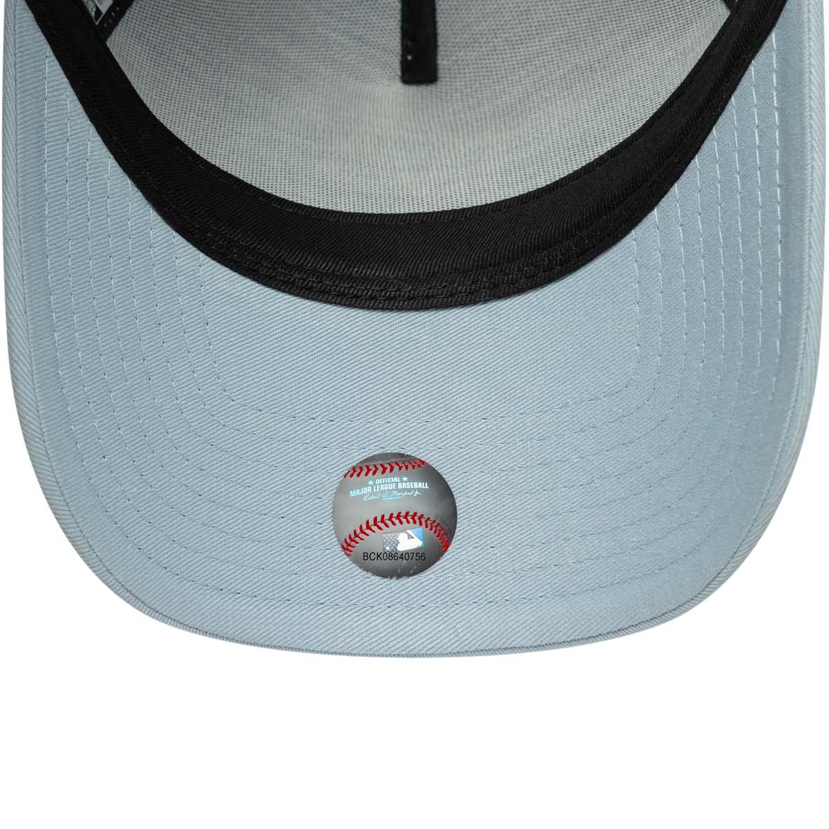 New Era League Essentials New York Yankees Trucker Snapback Cap Light Blue