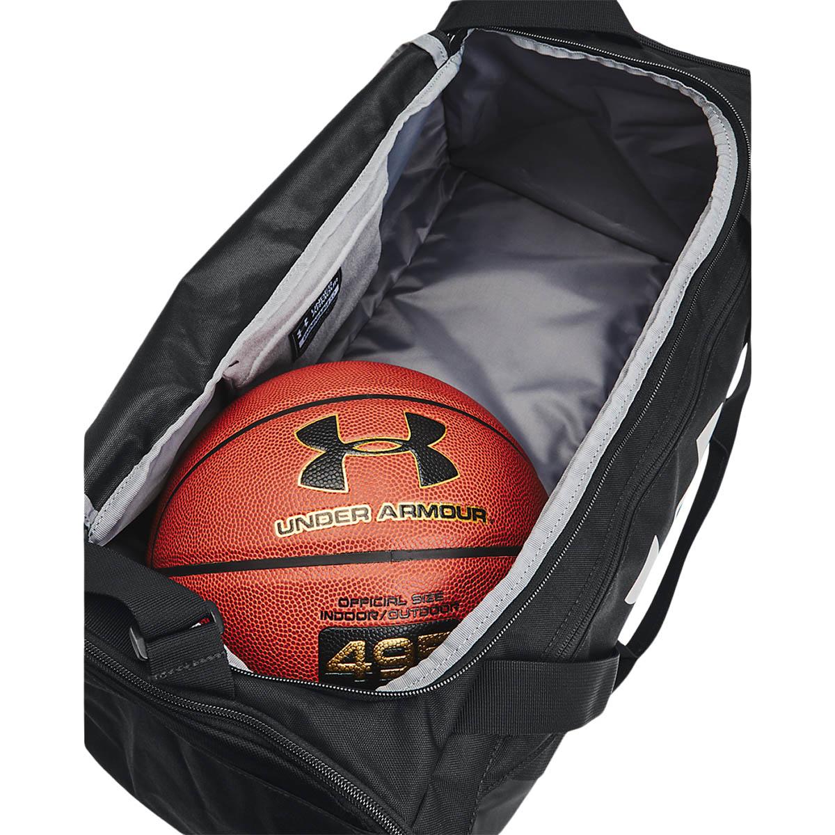 Under Armour Undeniable 5.0 Duffle SM Sportsveske BLACK