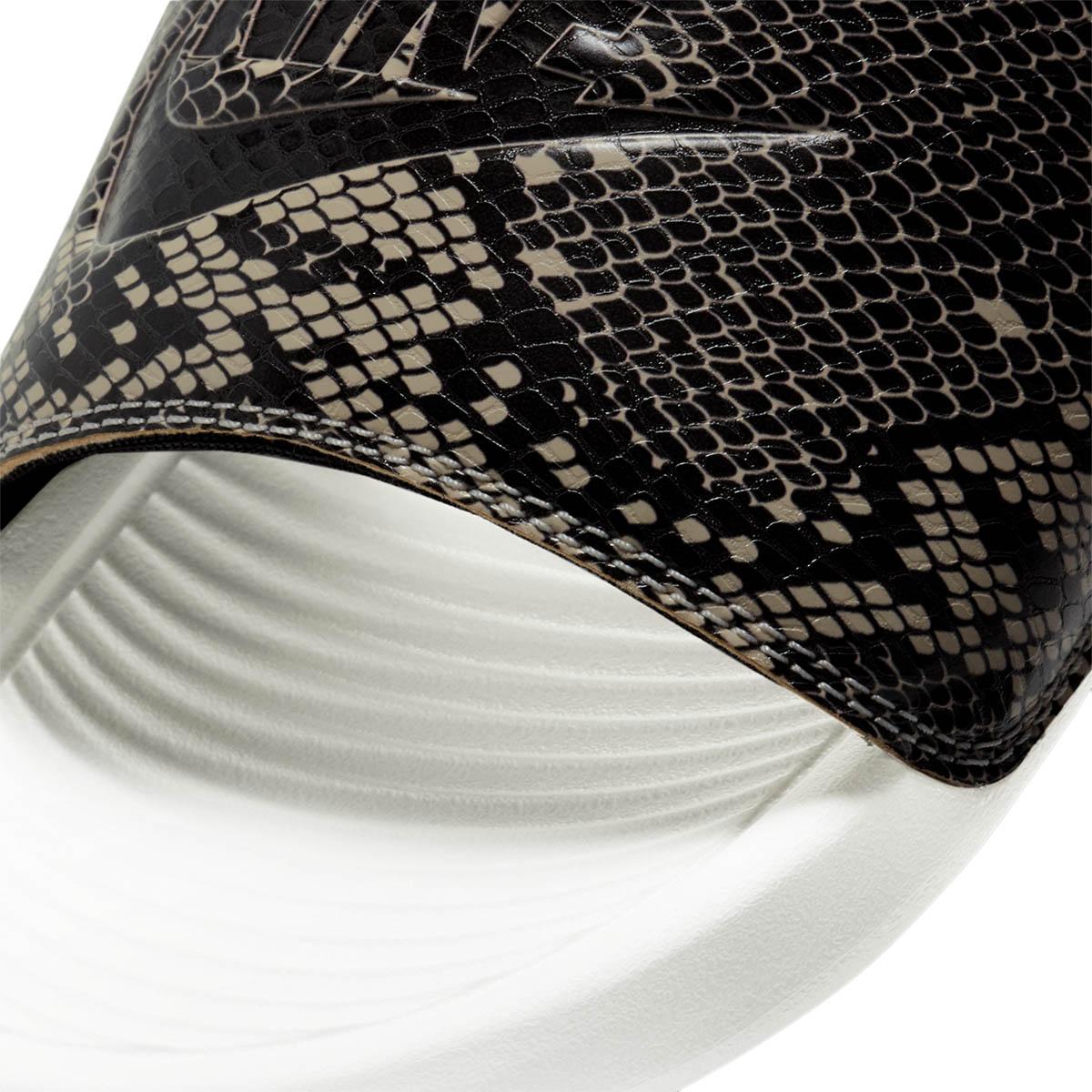 Nike Victori One Print Slide Badesandaler Dame DESERT SAND/BLACK-SUMMIT WHITE