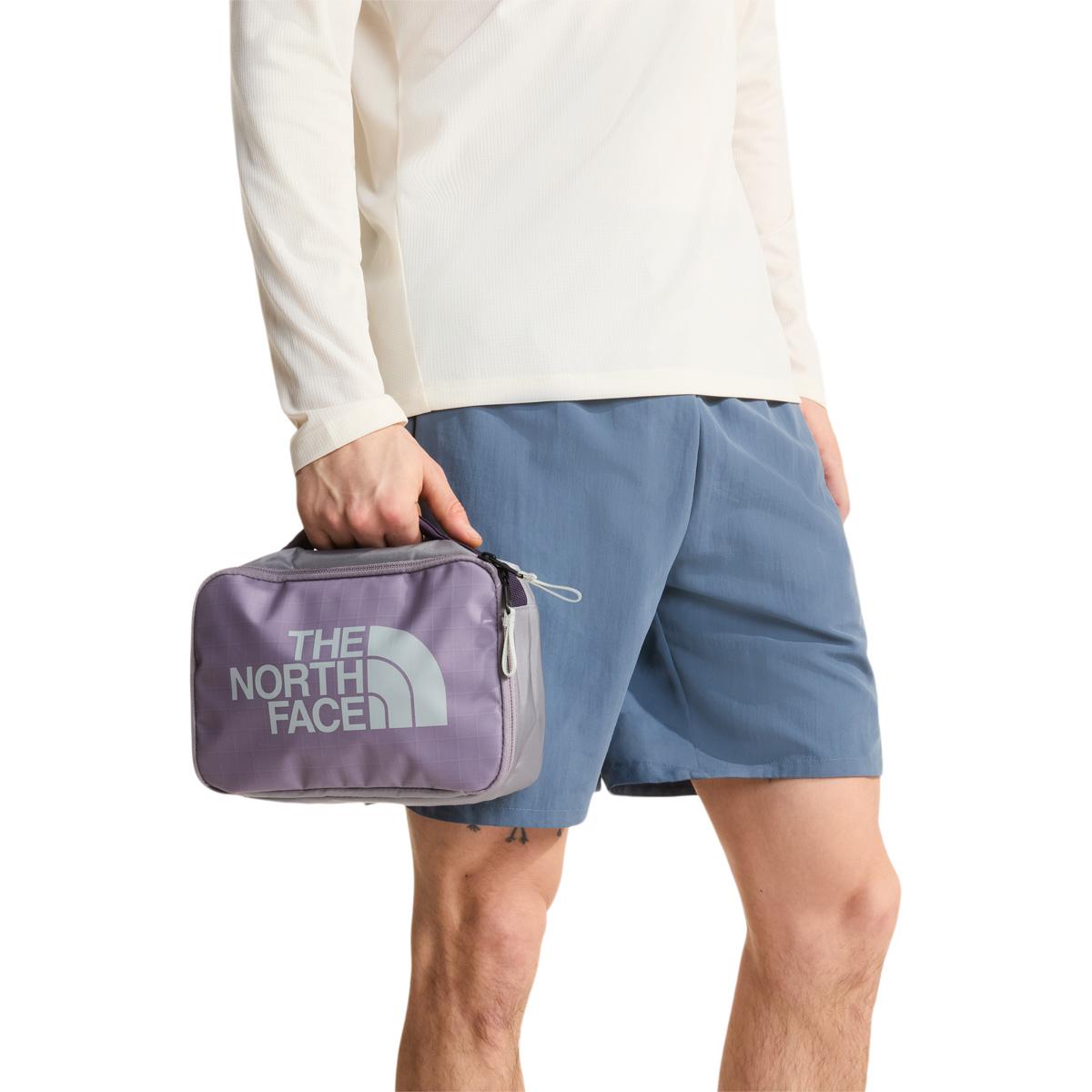 The North Face Base Camp Voyager Toalettveske Purple